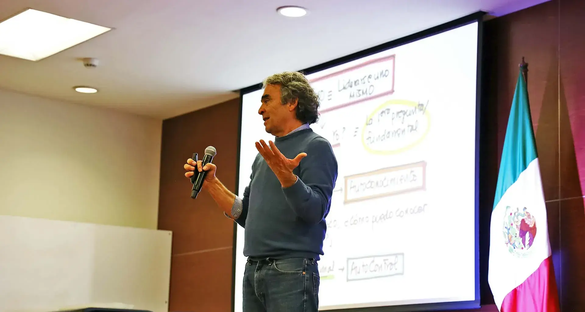 Liderazgo social, con propósito, fue el tema de la ponencia del académico y político Sergio Fajardo.