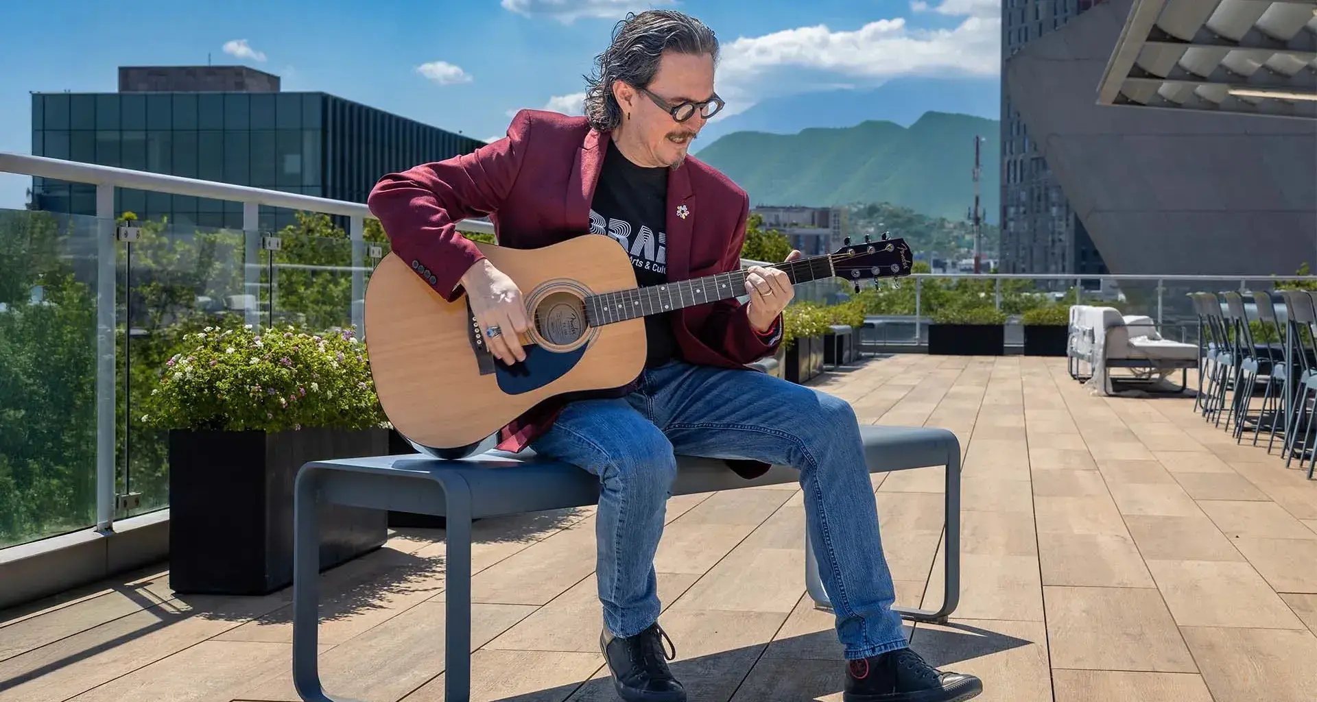 Luis Raúl Domínguez toca la guitarra 