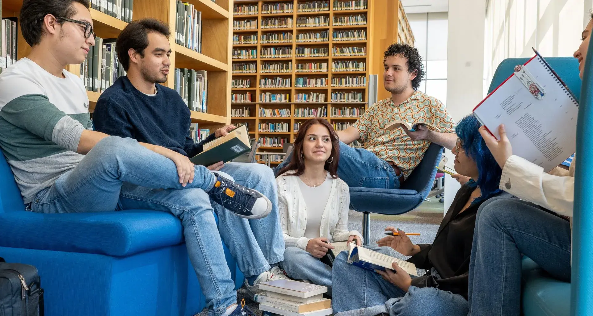 Estudiantes del Tecnológico de Monterrey en la biblioteca de campus Monterrey