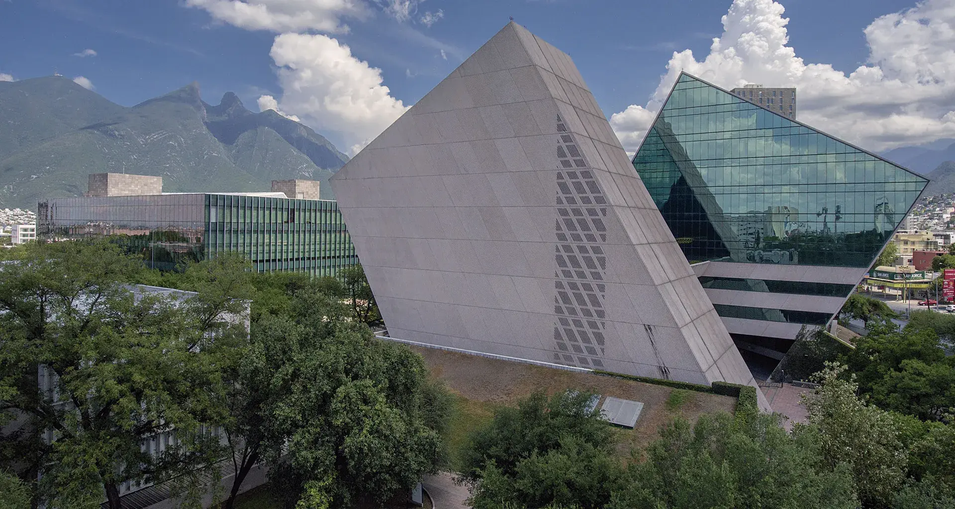 Vista de edificio CETEC, del campus Monterrey del Tec