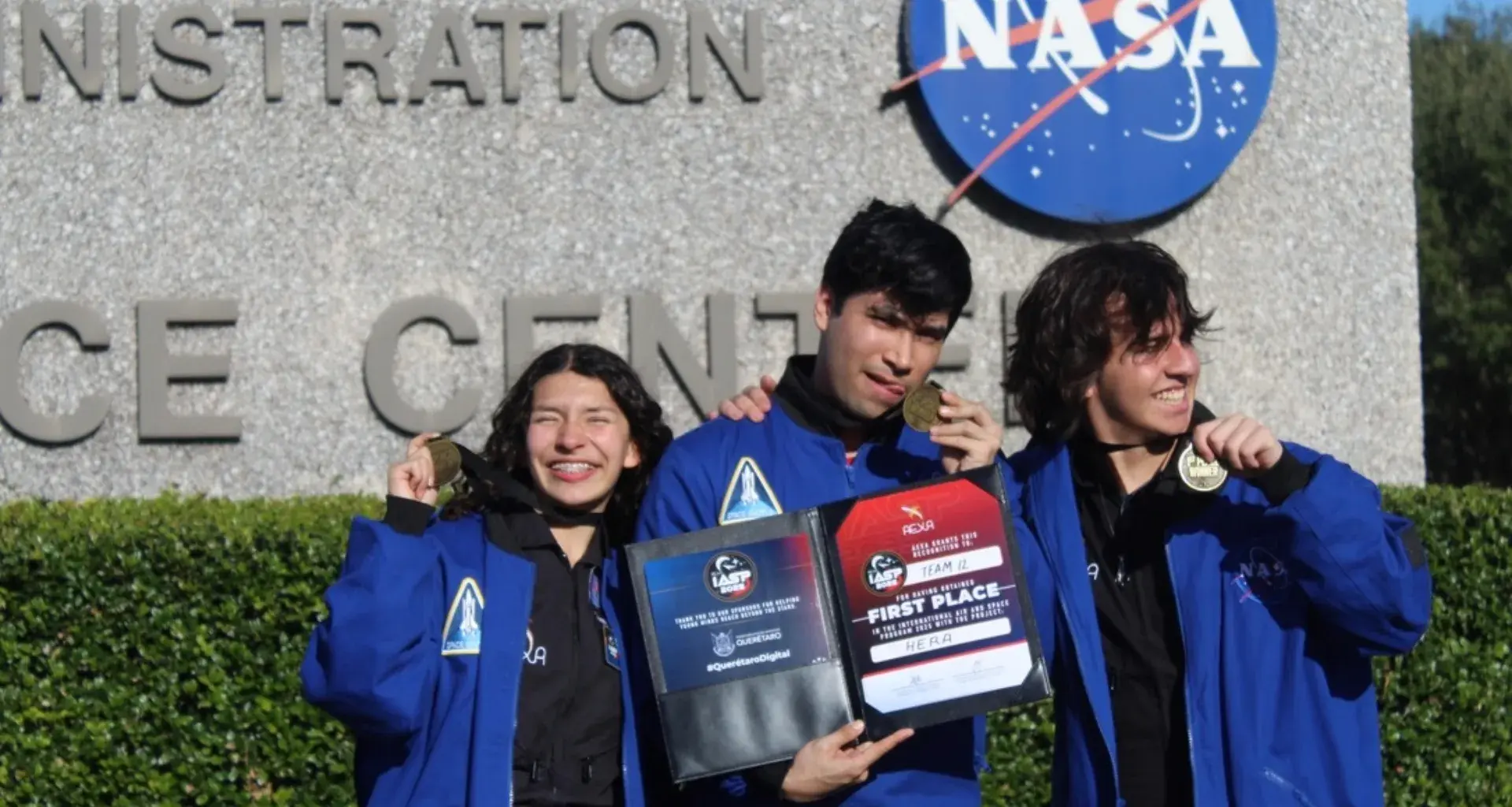 Pablo junto con su equipo de en el primer lugar del International Air and Space Program