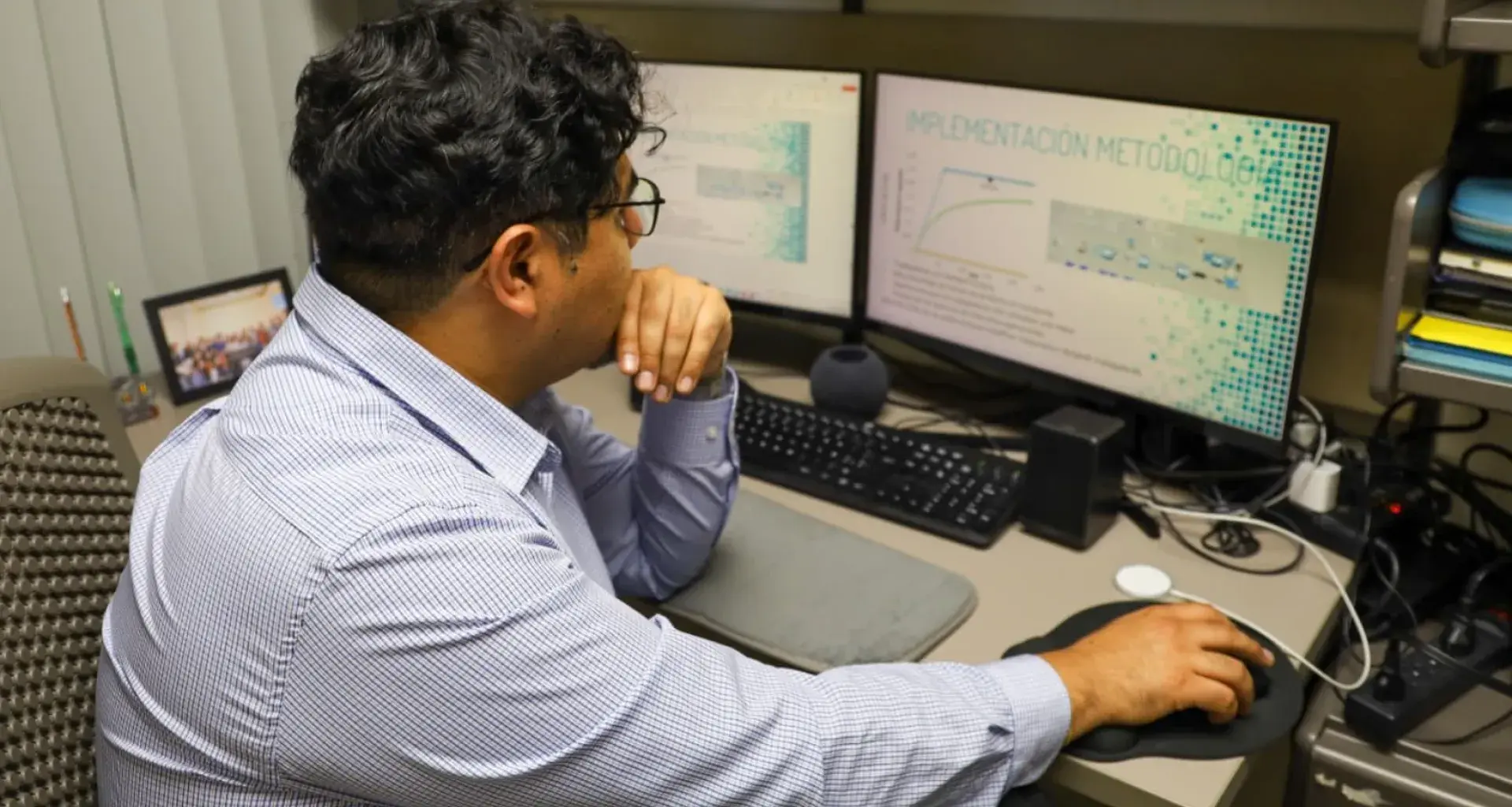 A researcher from the Guadalajara campus has been recognized at a world congress on industrial engineering by winning two awards for his publications.