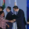 Bertha Cesario recibiendo su reconocimiento