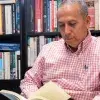 Profesor Felipe Balderas leyendo su libro