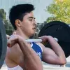 Ganador del segundo lugar cargando una pesa