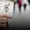 Mujer sosteniendo una hoja con signo de igualdad de género