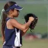 Niña jugando beisbol