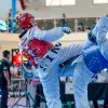 estudiante sinaloa peleando encuentro de taekwondo