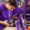 Alumno trabajando en el taller de robótica de Overture 7421.