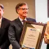 Empresario Pedro Madero sostiene el galardón Premio al Mérito EXATEC 2024 otorgado por el Tec de Monterrey campus Laguna