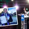 David Hernández muestra su título profesional, durante su ceremonia de graduación en campus Monterrey.