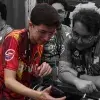 Joven de PrepaTec Laguna usa playera roja cosechando uno de sus logros internacionales en el mundial de robótica FIRST