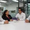 Profesores hablando acerca de sus experiencias en los congresos internacionales