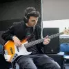 David Escudero tocando el bajo