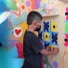 Niños utilizando los habitáculos sensoriales