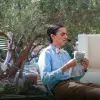 Actor en escena en escenario exterior