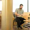 Persona laborando en oficina