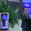 Edgardo del Rincón dando un discurso en ceremonia de premiación