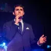 Estudiante viste de traje y destaca como cantante en evento del 50 aniversario del Tec de Monterrey campus Laguna