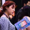 Mujer joven sosteniendo un libro durante la Feria Internacional del Libro Monterrey