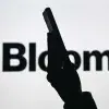 Hombre lee información financiera de Bloomberg