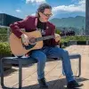 Luis Raúl Domínguez toca la guitarra 