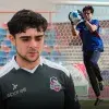 Montaje de tres fotos de Abraham Soqui portando su uniforme de fútbol. 