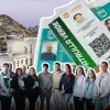 Montaje de un grupo de personas y credenciales de identificación sobre un fondo del Cerro de la Campana de Hermosillo, Sonora.