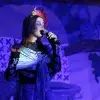 Estudiante cantando