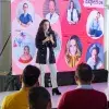 Joven dan explicación o pitch de su emprendimiento en un foro de inversionistas en incMTY