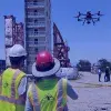 Abraham Romo volando un dron