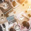 Equipo de emprendedores colaborando en una mesa con laptops, gráficas y herramientas digitales, analizando ideas de negocio y crecimiento