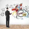 Hombre ve un dibujo en la pared que representa el emprendimiento