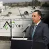 Manuel y la planta de su empresa, Agroin