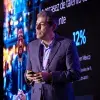 Carlos Zenteno, CEO de Global Hitts, dando una conferencia sobre IA
