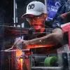 Coach haciendo ajustes en el mecanismo del robot  