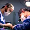 Un cirujano especialista realizando una intervención en un quirófano de alta tecnología, representando la meta de la residencia médica.
