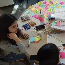 Estudiantes diseñando estrategias. 