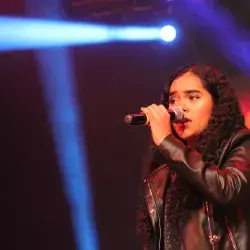 Alumna cantando