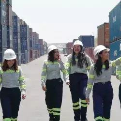 Alumnos caminando entre contenedores de Tenaris Tamsa