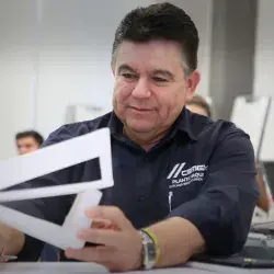 Alumnos del Tec y CEMEX proveen bancas para niños en espacios públicos