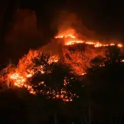 Tributo a los migrantes fallecidos de la comunidad con antorchas encendidas (tradición hñahñu)