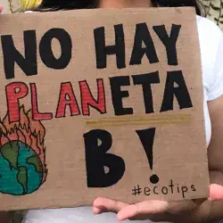 Melissa sosteniendo un cartel que dice "No hay planeta B"