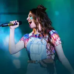 La alumna Mariana Almaguer interpretando una canción en el escenario