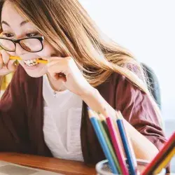mujer estudiando