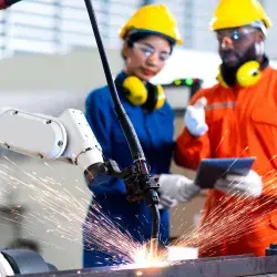 Ingenieros con máquina