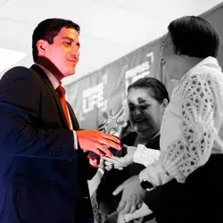 Egresado del Tec recibe reconocimiento a manos de secretaria académica del campus Laguna