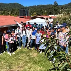 Jenny salomón y habitantes de comunidad hidalguense