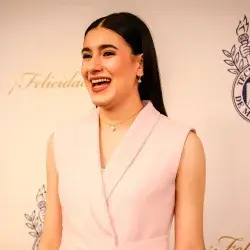 Alumna del Tec sonríe el día de su graduación vestida en color rosado