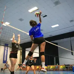 Danna Lorein jugando voleibol en las canchas de Tec campus Tampico